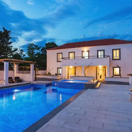 Дом отдыха House With A Swimming Pool - 21414 *