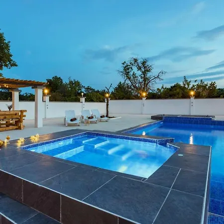 House With A Swimming Pool - 21414 Дом отдыха *