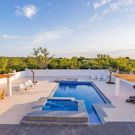 House With A Swimming Pool - 21414