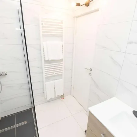 Дом отдыха House With A Swimming Pool - 21414